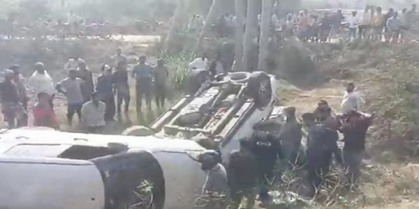 फर्रुखाबाद : कैची धाम जा रहे विधायक के परिजनों से भरी कार हाइवे पर पलटी, बाल बाल बचे सभी
