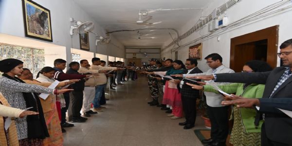 संविधान दिवस पर पदाधिकारियों और कर्मियों को दिलायी गई शपथ