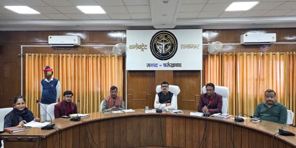 संविधान दिवस पर डीएम व एसपी ने दिलाई निष्ठा की शपथ