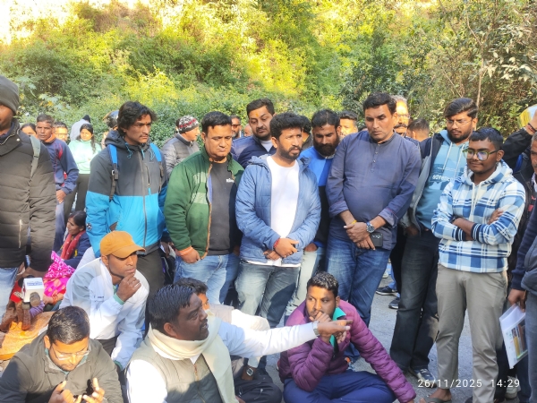 गुलदार को मारने की आदेश को लेकर हाईवे पर जाम लगाते ग्रामीण