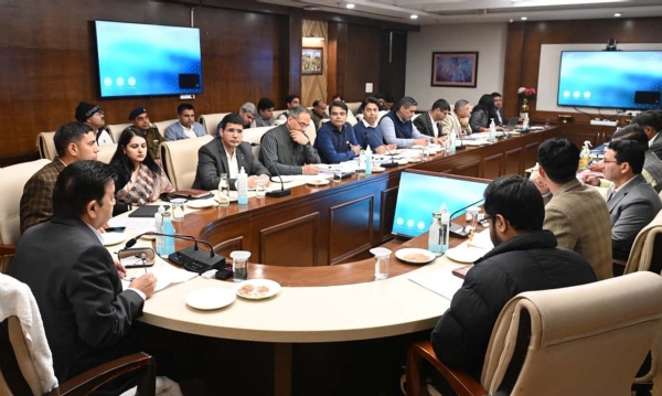 गुरुग्राम स्थित लोक निर्माण विभाग विश्राम गृह में अधिकारियों के साथ शहर की ड्रेनेज, सीवरेज और सफाई कार्यों की विस्तृत समीक्षा बैठक लेते मंत्री राव नरबीर सिंह।