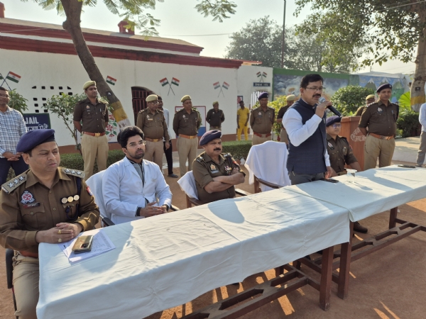 कार्यक्रम में मौजूद जिलाधिकारी