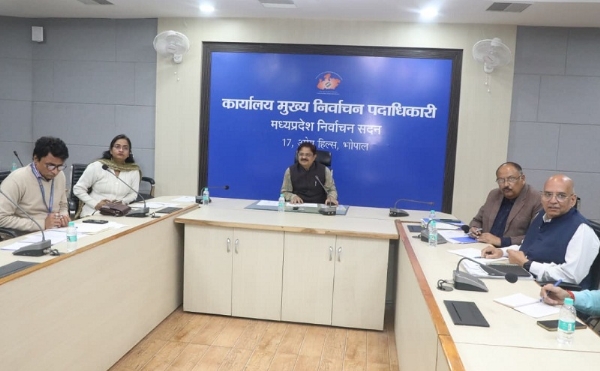 निर्वाचन आयोग की निदेशक शुभ्रा सक्सेना और सचिव बिनोद कुमार ने वर्चुअल बैठक