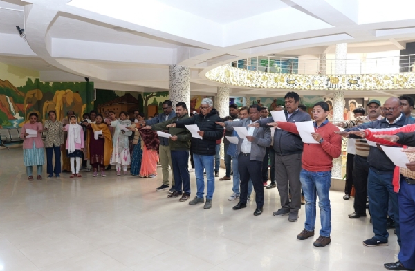 समाहरणालय चाईबासा में संविधान दिवस पर प्रस्तावना का सामूहिक पठन