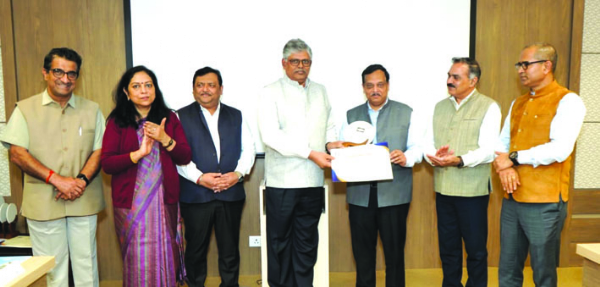 पुरस्कार प्रदान करते हुए