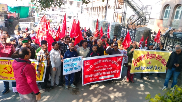 मंडी में रैली निकाल कर धरना प्रदर्शन करते वामसंगठन।