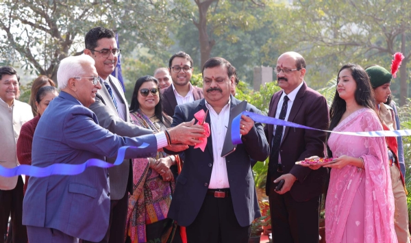 गुरुग्राम स्थित एसजीटी यूनिवर्सिटी में सिनर्जी 2025 का शुभारंभ करते अतिथि।