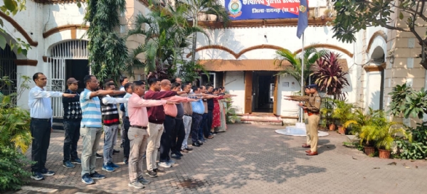 संविधान दिवस मनाते हुए पुलिस कर्मी