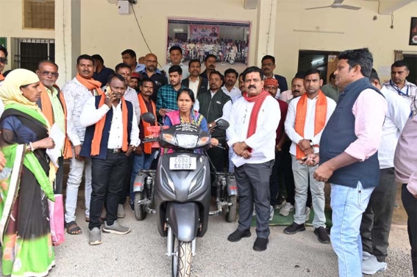उपमुख्यमंत्री विजय शर्मा आदिवासी युवती सुनीता धुर्वे काे स्कूटी प्रदान करते हुए