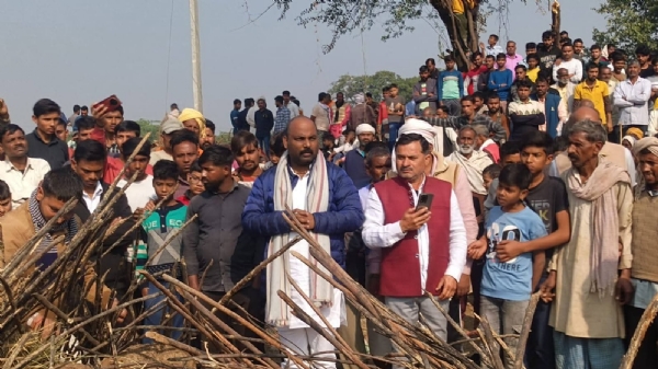 कुसमरा गांव में शहीद के अंतिम संस्कार में श्रद्धाजंलि देते