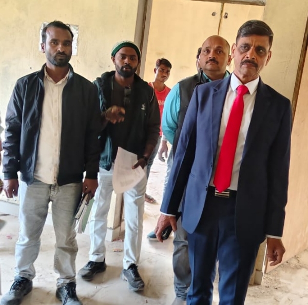 ग्राम विजयपुर स्थित निर्माणाधीन सामुदायिक स्वास्थ्य केंद्र का निरीक्षण करते मंडलायुक्त राजेश प्रकाश