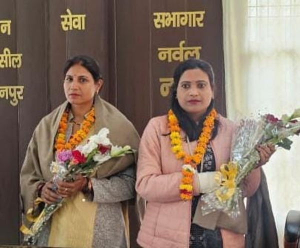 एसडीएम के हाथों सम्मानित की गई दोनों बीएलओ का छायाचित्र