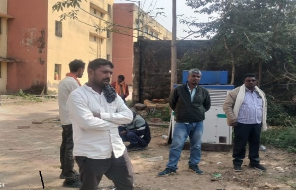 अस्पताल में पोस्टमार्टम कराने आए मृतकों के परिजन