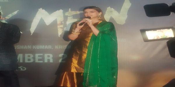 अभिनेत्री कीर्ति सेनन