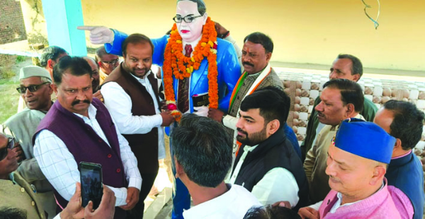 बाबा साहेब की प्रतिमा पर माल्यार्पण करते कांग्रेसी