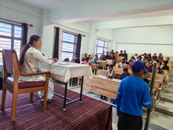 निहरी कालेज में यूथ पार्लियामेंट के अवसर पर संवाद करते हुए।