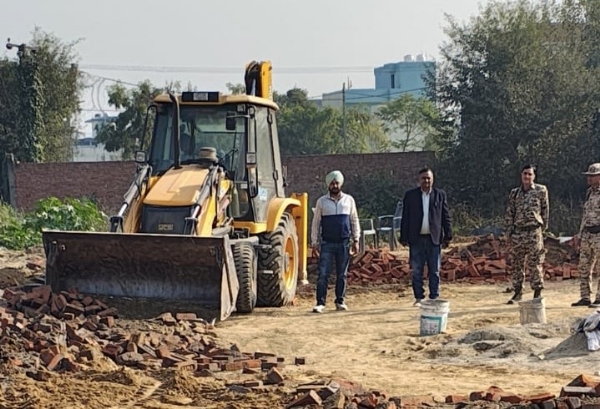इज्जतनगर क्षेत्र में बिना स्वीकृति विकसित की जा रही कॉलोनियों पर बुलडोज़र चलाता प्राधिकरण।