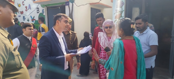 जिलाधिकारी बूथ पर