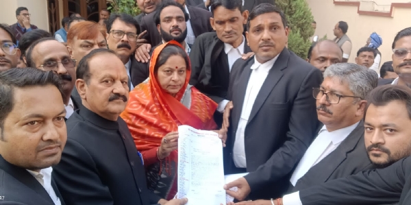 मुरादाबाद लोकसभा सांसद कुंवरानी रुचि वीरा को ज्ञापन देते दी बार एसोसिएशन एंड लाइब्रेरी के पदाधिकारी।