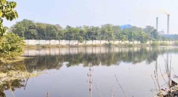 चीनी मिल से निकले दूषित पानी