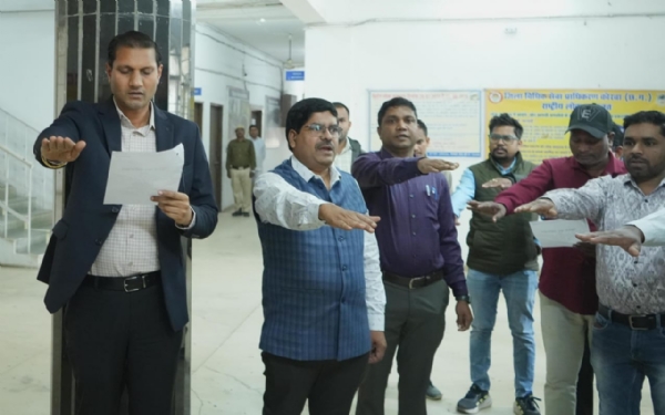 कोरबा : संविधान दिवस पर अधिकारी-कर्मचारियों ने ली शपथ, संविधान की मूल भावना के अनुसार जनहित में कार्य करने का संकल्प