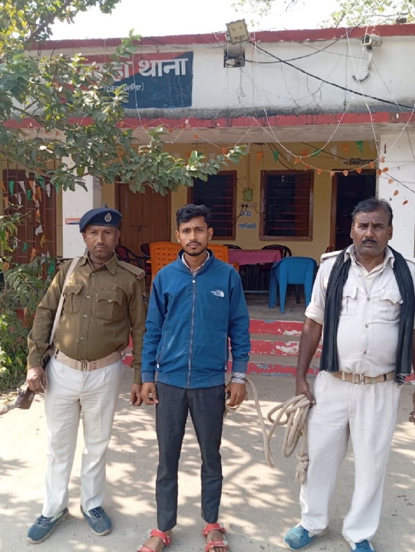 अररिया फोटो:पुलिस की गिरफ्त में फाइनेंस कर्मी