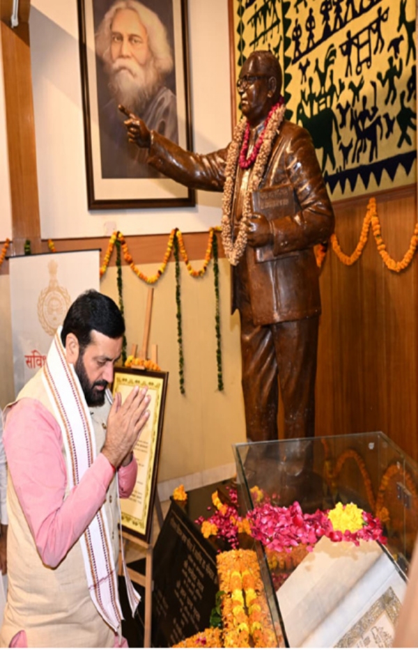 हरियाणा के मुख्यमंत्री नायब सैनी विधानसभा में अंबेडकर की प्रतिमा पर पुष्प चढ़ाते हुए