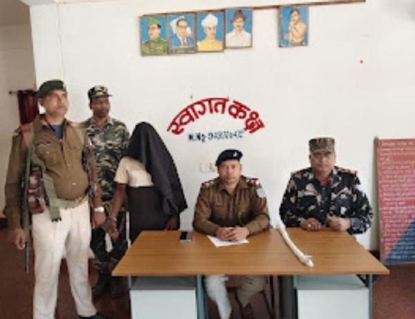 गिरफ्तार आरोपी की जानकारी देते पुलिस पदाधिकारी