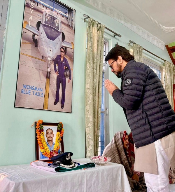 शहीद नमांश स्याल के घर श्रद्धांजलि देते हुए सांसद अनुराग ठाकुर।