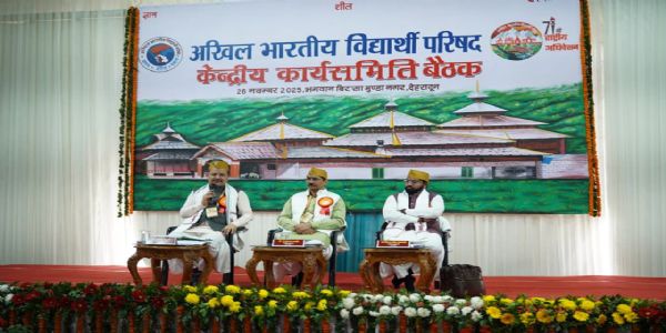 बैठक में विचार व।रक्त करते कार्यकारिणी सदस्य। बैठक में विचार व।रक्त करते कार्यकारिणी सदस्य।