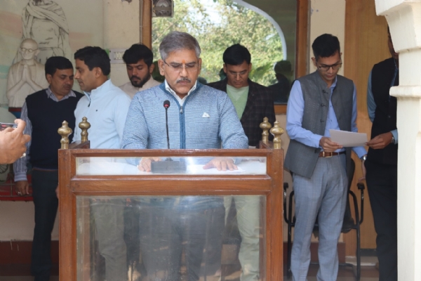 मंडल रेल प्रबंधक कार्यालय मुरादाबाद के प्रांगण में शपथ दिलाते मंडल रेल प्रबंधक संग्रह मौर्य।