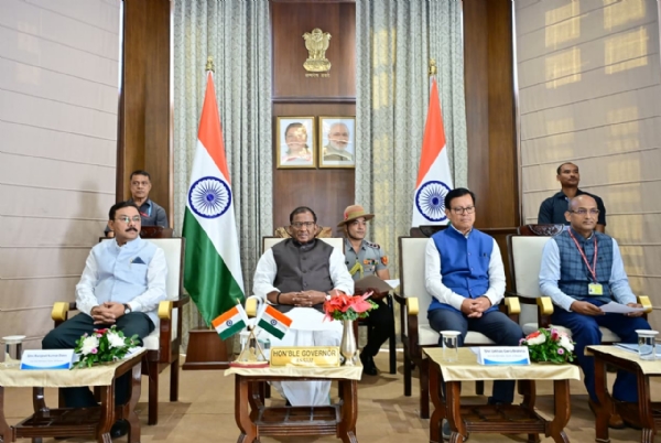 संविधान दिवस पर आयोजित कार्यक्रम में राज्यपाल लक्ष्मण प्रसाद आचार्य, असम सरकार के मंत्री रंजीत कुमार दास तथा अन्य की तस्वीर।