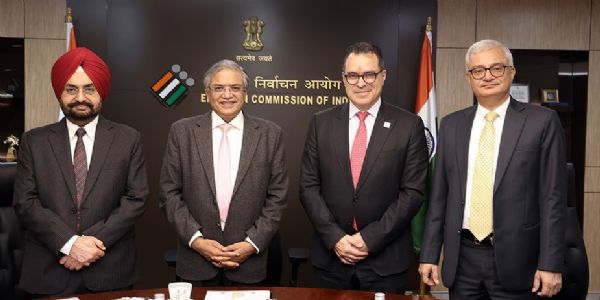 ज्ञानेश कुमार अन्य चुनाव आयुक्त के साथ