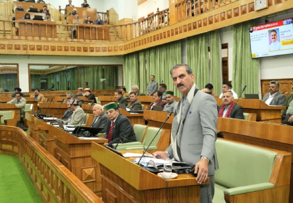 मुख्यमंत्री सदन में अपना वक्तव्य देते हुए।