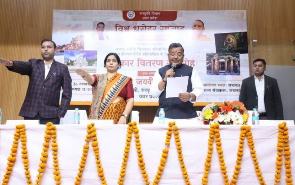 पुरस्कार वितरित करते मंत्री जयवीर सिंह