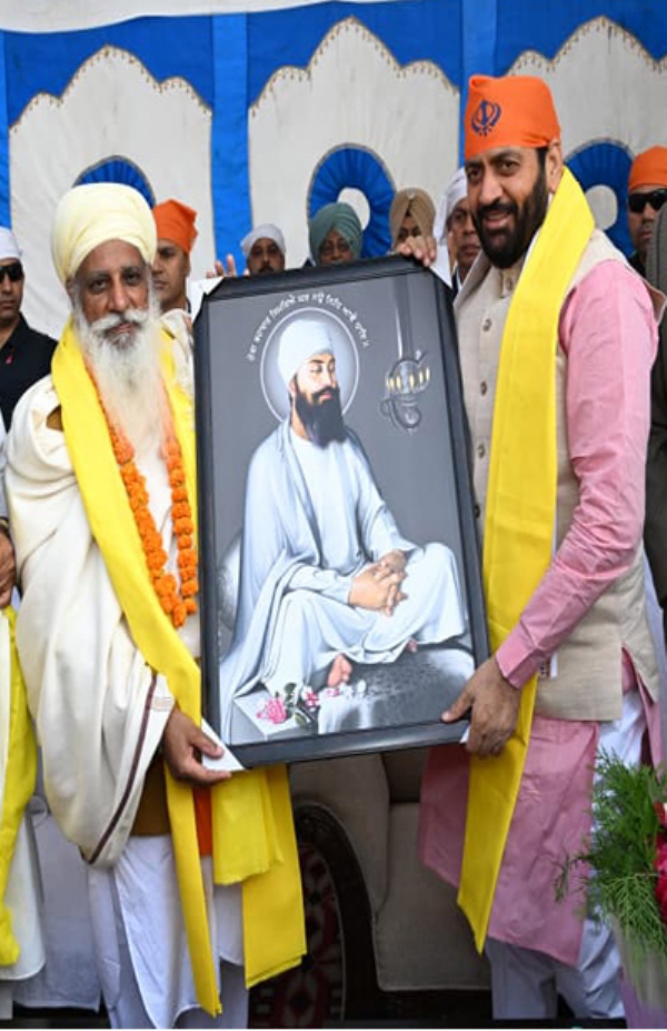 हरियाणा के मुख्यमंत्री का स्वागत करते बाबा मंजीत सिंह