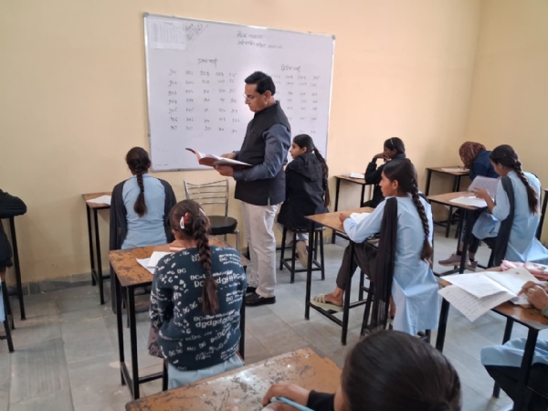 शिक्षा निदेशक जाट ने स्कूलों का निरीक्षण कर परीक्षा कार्य गंभीरता से नहीं करने पर दो शिक्षकों को नोटिस के दिए निर्देश