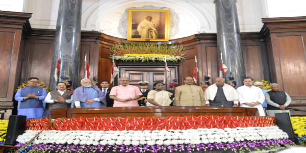 संविधान सदन में राष्ट्रपति के साथ अन्य नेता संविधान सदन में राष्ट्रपति के साथ अन्य नेता