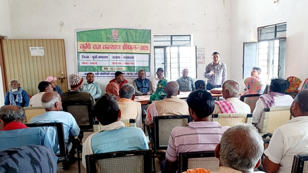 किसानो को सरकारी योजना की जानकारी देते कृषि विॆभाद  लेते