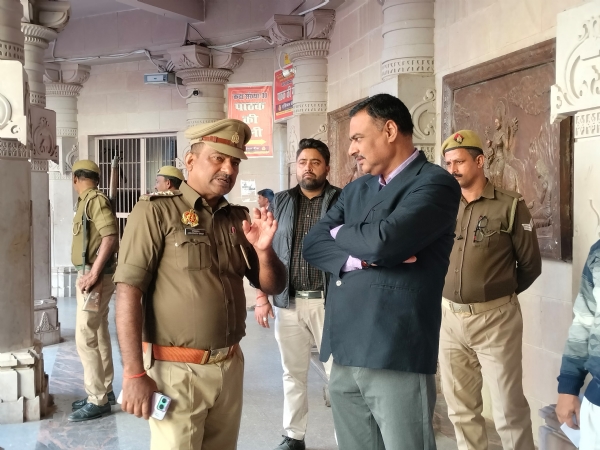 विन्ध्यवासिनी देवी मंदिर परिसर का बारीकी से निरीक्षण करते डीएम पवन कुमार गंगवार