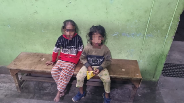 बच्चों को परिजनों को सौंपते हुए