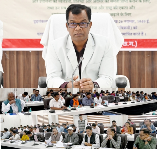 जिला पंचायत सीईओ ने ली अधिकारियों की समीक्षा बैठक
