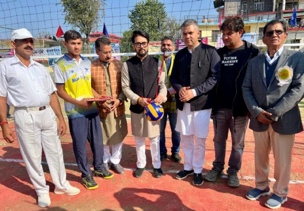 जुनियर स्टेट वॉलीबाल प्रतियोगिता का शुभारंभ करते हुए अनुराग ठाकुर।