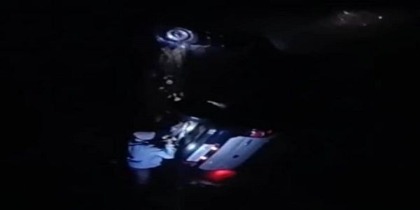 कार को निकालते कर्मचारी कार को निकालते कर्मचारी