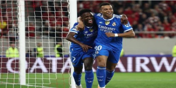 विनीसियस जूनियर और किलियन एमबाप्पे गोल की खुशी मनाते हुए विनीसियस जूनियर और किलियन एमबाप्पे गोल की खुशी मनाते हुए