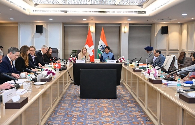 स्विट्जरलैंड की आर्थिक मामलों की राज्य सचिव हेलेन बुडिलगर आर्टिडा से बातचीत करते पीयूष गोयल