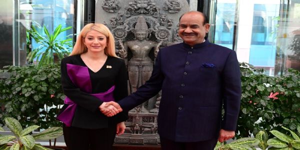 साइप्रस की प्रतिनिधि सभा की अध्यक्ष अनीता दिमेत्रियु के साथ ओम बिरला