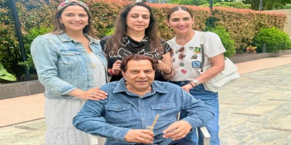 हेमा मालिनी, धर्मेंद्र, ईशा, अहाना - फोटो सोर्स एक्स