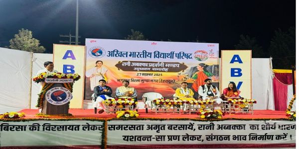 पतंजलि योग ट्रस्ट के महासचिव आचार्य बालकृष्ण  अखिल भारतीय विद्यार्थी परिषद (अभाविप) के प्रदर्शनी कार्यक्रम को संबोधित करते।