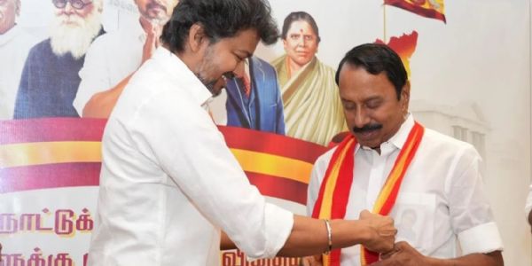 सेनगोट्टैयान विजय की मौजूदगी में थावेका में शामिल हुए..